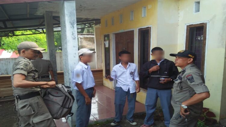 Antisipasi Penculikan Anak di Padang, Satpol PP malah Tangkap Pelajar Keluyuran 1 Tiga pelajar yang diamankan petugas Satpol PP saat keluyuran di jam pelajaran sekolah. (Foto: Radarsumbar.com / Dok. Satpol PP Padang)