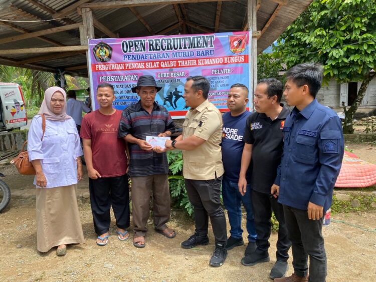 Penyerahan bantuan dari Andre Rosiade untuk Perguruan Pencak Silat Qalbu Thahir Kumango Bungus oleh Bimo Nurrahman kepada Ketua Perguruan Arlis. (Foto: radarsumbar.com/Istimewa)