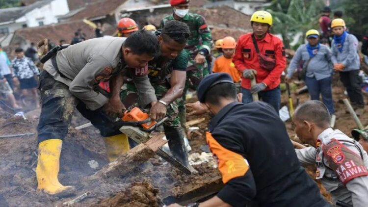 Tim gabungan mencari korban yang masih tertimbun akibat gempa bumi magnitudo 5,6 di Cijendil, Cugenang, Kabupaten Cianjur, Jawa Barat, Rabu (23/11/2022). (ANTARA FOTO/WAHYU PUTRO A)