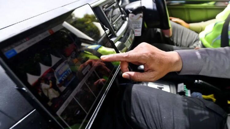 Polisi menunjukkan cara kerja perangkat sistem tilang elektronik (ETLE) Mobile yang diluncurkan di Mapolda Metro Jaya, Jakarta, Selasa (13/12/2022). ANTARA FOTO/Aditya Pradana Putra/hp.