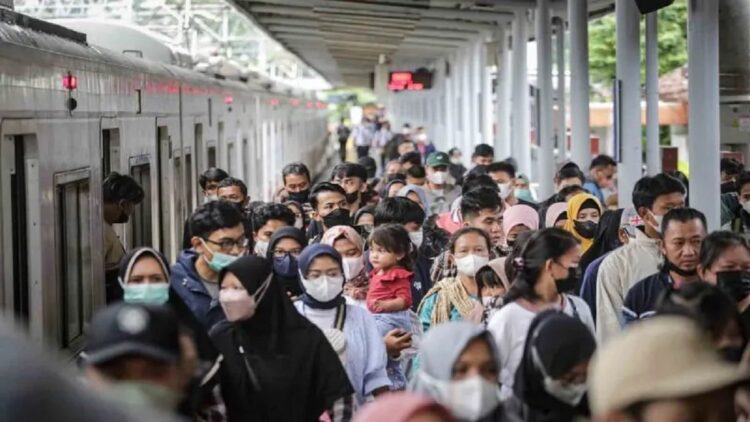 Sejumlah penumpang kereta listrik (KRL) Commuterline berjalan menuju pintu keluar Stasiun Tangerang, Banten, Kamis (29/12/2022). ANTARA FOTO/Fauzan/tom.