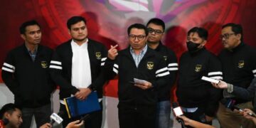 Ketua Komite Pemilihan PSSI Amir Burhanudin (ketiga kiri) didampingi anggota memberikan keterangan kepada wartawan di Kantor PSSI, GBK Arena, Senayan, Jakarta, Senin (16/1/2023). (ANTARA FOTO/SIGID KURNIAWAN)