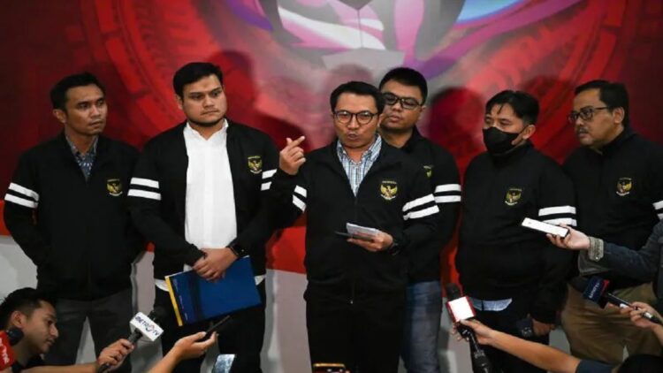 Komite Pemilihan Beri Waktu Kandidat Melengkapi Dokumen 1 Ketua Komite Pemilihan PSSI Amir Burhanudin (ketiga kiri) didampingi anggota memberikan keterangan kepada wartawan di Kantor PSSI, GBK Arena, Senayan, Jakarta, Senin (16/1/2023). (ANTARA FOTO/SIGID KURNIAWAN)