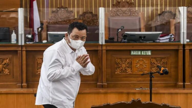 Terdakwa pembunuhan berencana terhadap Nofriansyah Yosua Hutabarat atau Brigadir J, Kuat Ma'ruf menyapa pengunjung saat sidang lanjutan kasusnya di Pengadilan Negeri Jakarta Selatan, Senin (2/1/2023). (ANTARA FOTO/Galih Pradipta/foc)