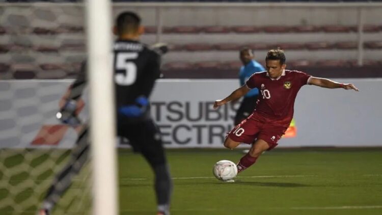 Shin Tae-yong Janji bakal Siapkan Tim dengan Baik saat Laga Semifinal AFF 2022 1 Pesepak bola Timnas Indonesia Egy Maulana Vikri (kanan) melakukan tembakan ke arah kiper Timnas Filipina Anthony Pinthus (kiri) dalam laga lanjutan Grup A Piala AFF 2022 di Rizal Memorial Stadium, Manila, Filipina, Senin (2/1/2023). ANTARA FOTO/Akbar Nugroho Gumay/wsj.
