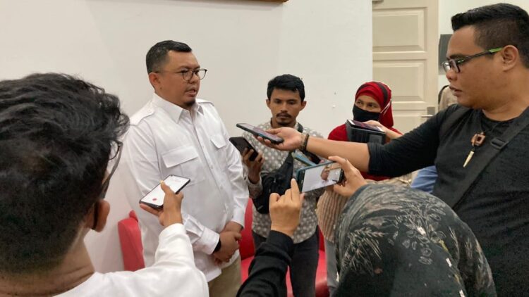 Braditi Moulevey: Jalan Berbayar Sebaiknya Ditunda Dulu! 1 Braditi Moulevey saat diwawancarai wartawan. (Dok. Pribadi)