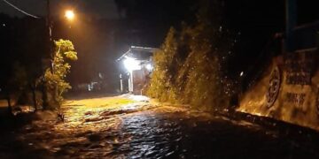 Seorang Warga Dikabarkan Hanyut di Batu Busuak 8 Banjir luapan sungai di kawasan Batu Busuak, Kota Padang. (Dok. Istimewa)