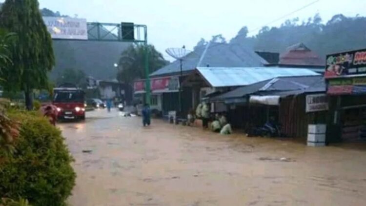 Sering Akibatkan Banjir, Kondisi Drainase di Painan Dikeluhkan Warga 1 Banjir landa Painan, Pesisir Selatan. (ANTARA/HO)