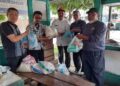 Korban Terdampak Puting Beliung di Lubuk Kilangan Terima Bantuan 4 Pemberian bantuan sembako kepada korban terdampak angin puting beliung di Lubuk Kilangan pada Jumat (27/1/2023) siang. (Foto: Radarsumbar.com / Dok. Dinsos Padang)