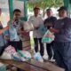 Pemberian bantuan sembako kepada korban terdampak angin puting beliung di Lubuk Kilangan pada Jumat (27/1/2023) siang. (Foto: Radarsumbar.com / Dok. Dinsos Padang)