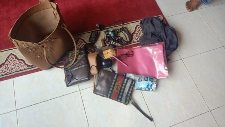 Tas Wakil Dekan di UNP yang Dicuri Ditemukan, Uang Rp15 Juta dan Laptop Raib 1 Barang bukti diduga milik Wakil Dekan 1 Fakultas Perhotelan dan Pariwisata UNP, Yuliana yang sempat dicuri dan terekam CCTV. (Foto: Istimewa)