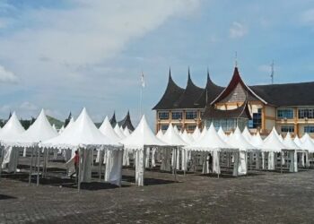 Pemkab Pasaman Barat mulai mendirikan stand bazar dan pasar rakyat di halaman kantor bupati dalam rangka HUT Pasaman Barat pada 2023. (Antara/Altas Maulana).