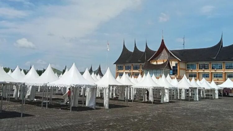Geliatkan Ekonomi, Pemkab Pasbar Siapkan 300 Stand Bazaar Gratis 1 Pemkab Pasaman Barat mulai mendirikan stand bazar dan pasar rakyat di halaman kantor bupati dalam rangka HUT Pasaman Barat pada 2023. (Antara/Altas Maulana).