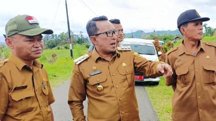 Bupati Tanahdatar Eka Putra (dua dari kiri) tinjau aktivitas warga sekitar Gunung Marapi. (ANTARA/Etri Saputra)