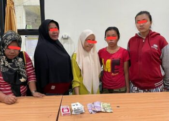 Emak-emak pelaku judi jenis song ditangkap polisi di Painan, tujuh di antaranya perempuan. (Foto: radarsumbar.com/Dok. Polres Pessel)