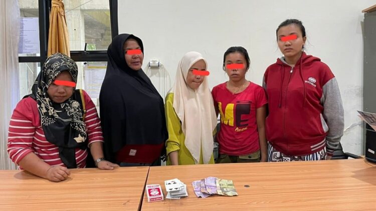 Asyik Bermain Judi Song, Emak-emak di Pessel Ditangkap Polisi 1 Emak-emak pelaku judi jenis song ditangkap polisi di Painan, tujuh di antaranya perempuan. (Foto: radarsumbar.com/Dok. Polres Pessel)
