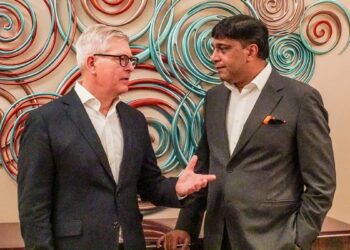 President Director & CEO Indosat Ooredoo Hutchison (IOH), Vikram Sinha (kanan) dan President CEO of the Ericsson Group, Borje Ekholm (kiri). (Dok. IOH)