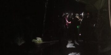 40 KK Terdampak Banjir dan Longsor Batu Busuak 8 Evakuasi korban terdampak banjir Batu Busuak, Senin (23/1/2023) malam. (Foto: Radarsumbar.com / Dok. Muhammad Aidil)