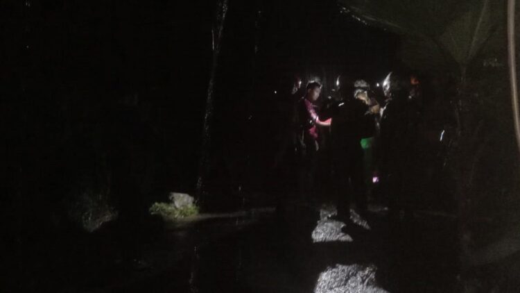 Evakuasi korban terdampak banjir Batu Busuak, Senin (23/1/2023) malam. (Foto: Radarsumbar.com / Dok. Muhammad Aidil)