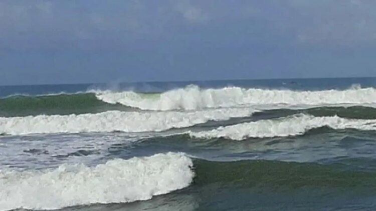 Arsip foto - Gelombang tinggi di perairan selatan Kabupaten Cilacap, Jawa Tengah. (ANTARA/Sumarwoto)
