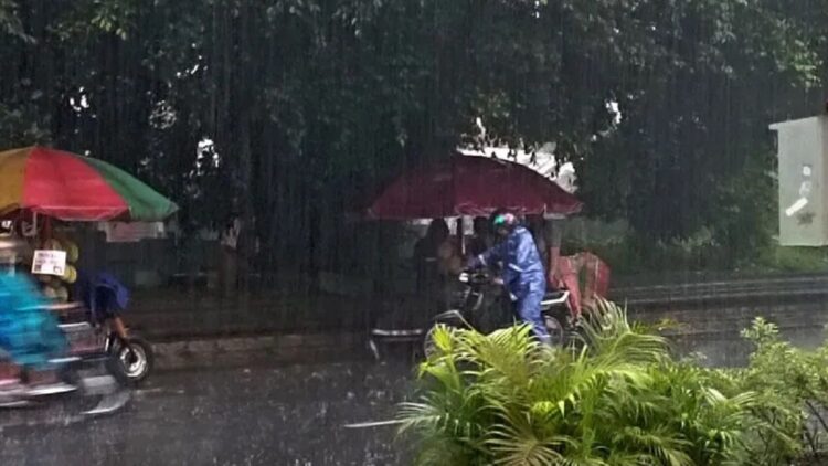 Ada Potensi Hujan Lebat, BMKG Ingatkan Daerah di Sumbar Siaga Banjir dan Longsor 1 Ilustrasi - Hujan lebat disertai petir mengguyur Purwokerto, Kabupaten Banyumas, Kamis (5/1/2023) siang. (ANTARA/Sumarwoto)