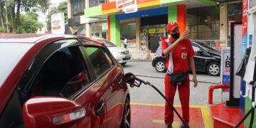 Berlaku Hari Ini, Harga Pertamax dan Dex Series di Sumbar Turun 8 ilustrasi pengisian BBM di SPBU. (ist)