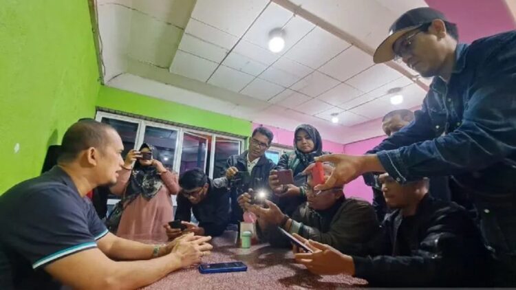 RSAM Bukittinggi Bantah Kabar Selewengkan Dana Covid-19 1 Tim Satgas COVID-19 Bukittinggi, Deddy Herman saat memberikan keterangan kepada wartawan terkait dugaan kekurangan pembayaran jasa medis oleh RSAM Bukittinggi, Jumat (27/01). (Antara/Al Fatah)