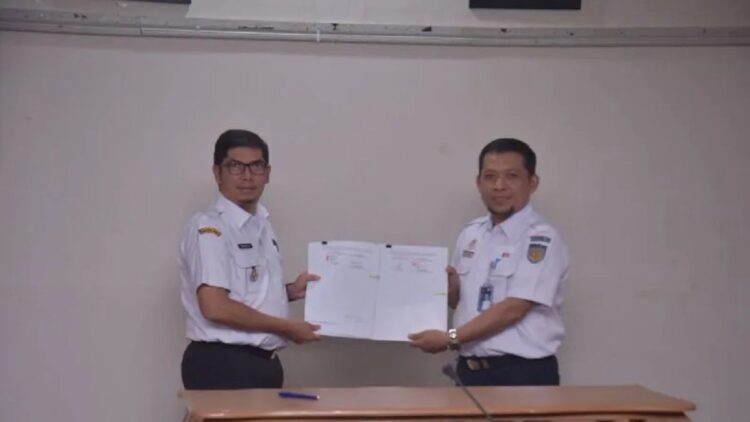 Wali Kota Sawahlunto Deri Asta dan VP PTKAI Divre II Sumbar Sofan Hidayah menunjukkan Perjanjian Kerja Sama tentang pengoperasian kereta api uap dari Sawahlunto ke Muaro Kalaban, Rabu. (ANTARA/Yudha Ahada)