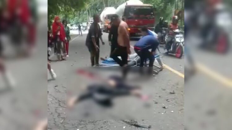 Kecelakaan Lalu Lintas di Puncak Kiambang, Ada Korban Tewas 1 Tangkapan layar kecelakaan di Puncak Kiambang, Kabupaten Padang Pariaman pada Sabtu (14/1/2023) siang. (Foto: Dok. Istimewa)