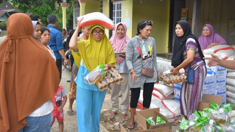 Banjir Batu Busuak, Semen Padang Kirim Bantuan 89 Paket Sembako 1 Warga Batu Busuk yang jadi korban banjir, tampak bahagia menerima bantuan paket sembako dari PT Semen Padang. (Dok. Humas)