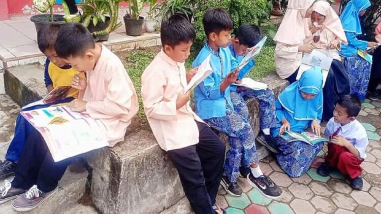 Tingkat Kegemaran Membaca Masyarakat di Padang Meningkat 1 Kegiatan membaca siswa SD di Padang. (istimewa)