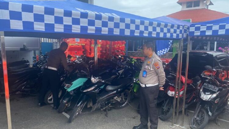 Ditlantas Polda Sumbar Keluarkan 360 Tilang Manual Sepanjang Januari 2023 1 Dirlantas Polda Sumbar Kombes Pol Hilman Wijaya memperlihatkan kendaraan roda dua yang kena tilang manual karena tidak memakai plat kendaraan dan memakai knalpot racing. (Dok. Ditlantas Polda Sumbar)