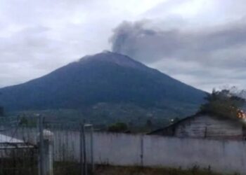 Gunung Kerinci, yang terletak di Kabupaten Kerinci, Jambi dan Kabupaten Solok Selatan, Sumatera Barat, mengalami erupsi pada Rabu (11/1/2023) pagi. (ANTARA/HO-Pos Pengamatan Gunung Api Kerinci)
