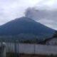 Gunung Kerinci, yang terletak di Kabupaten Kerinci, Jambi dan Kabupaten Solok Selatan, Sumatera Barat, mengalami erupsi pada Rabu (11/1/2023) pagi. (ANTARA/HO-Pos Pengamatan Gunung Api Kerinci)