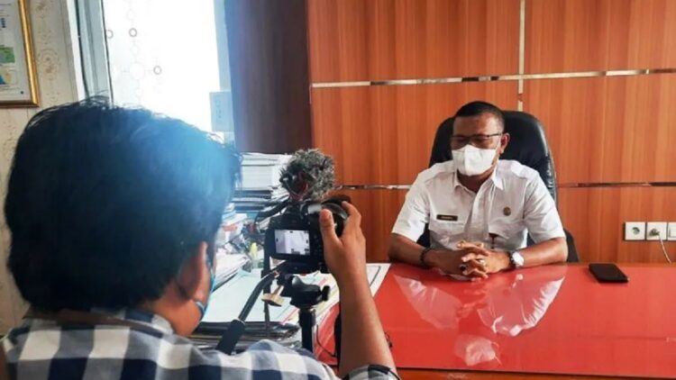 Kepala Dinas Pertanian Pangan dan Perikanan Kota Pariaman, Sumbar Dasril sedang diwawancarai wartawan Antara TV. (ANTARA/Aadiaat M. S.)