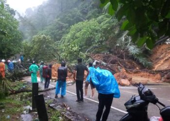 Situasi terkini di Sitinjau Lauik yang longsor, Senin (23/1/2023) malam. (Dok. Pusdalops PB)