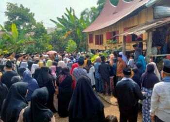 Masyarakat Dharmasraya berbondong hadiri pemakaman Datuak Rajo Medan. (Istimewa)