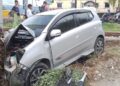 Mobil dihantam KA Sibinuang di kawasan Koto Tangah. (istimewa)