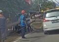 Mobil tertimpa tiang listrik di Lubuk Alung, Kabupaten Padang Pariaman. (tangkapan layar)