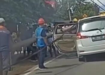 Mobil tertimpa tiang listrik di Lubuk Alung, Kabupaten Padang Pariaman. (tangkapan layar)