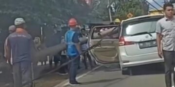 Mobil tertimpa tiang listrik di Lubuk Alung, Kabupaten Padang Pariaman. (tangkapan layar)