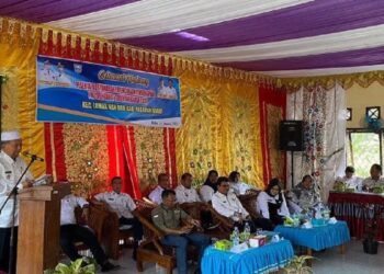 Bupati Pasaman Barat Hamsuardi saat menghadiri Musyawarah Rencana Pembangunan di Kecamatan Luhak Nan Duo dan memprioritaskan pengentasan kemiskinan ekstrim. (ANTARA/Altas Maulana)