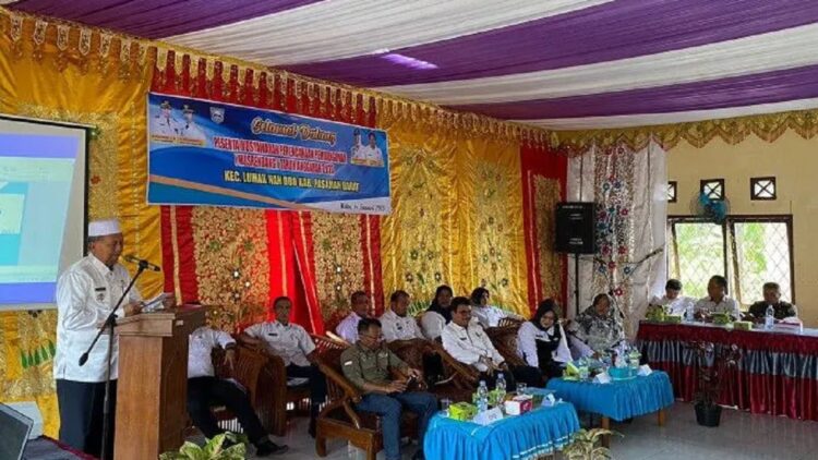 Pemkab Pasbar Prioritaskan Penanganan Kemiskinan Ekstrem 1 Bupati Pasaman Barat Hamsuardi saat menghadiri Musyawarah Rencana Pembangunan di Kecamatan Luhak Nan Duo dan memprioritaskan pengentasan kemiskinan ekstrim. (ANTARA/Altas Maulana)