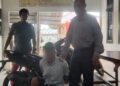 TEKS FOTO: Pelaku jambret ditangkap Polsek Kuranji pada Selasa (24/1/2023) siang. (Foto: Radarsumbar.com / Dok. Muhammad Aidil)