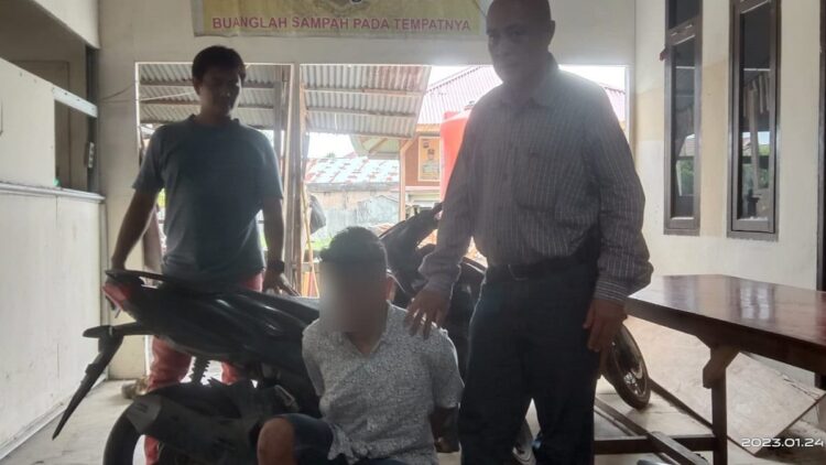TEKS FOTO: Pelaku jambret ditangkap Polsek Kuranji pada Selasa (24/1/2023) siang. (Foto: Radarsumbar.com / Dok. Muhammad Aidil)