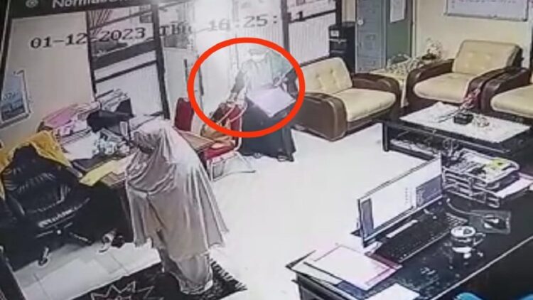 Polisi Kejar Pelaku Pencurian Terekam CCTV di UNP 1 Pelaku peuncurian tas dekan di UNP. (tangkapan layar)