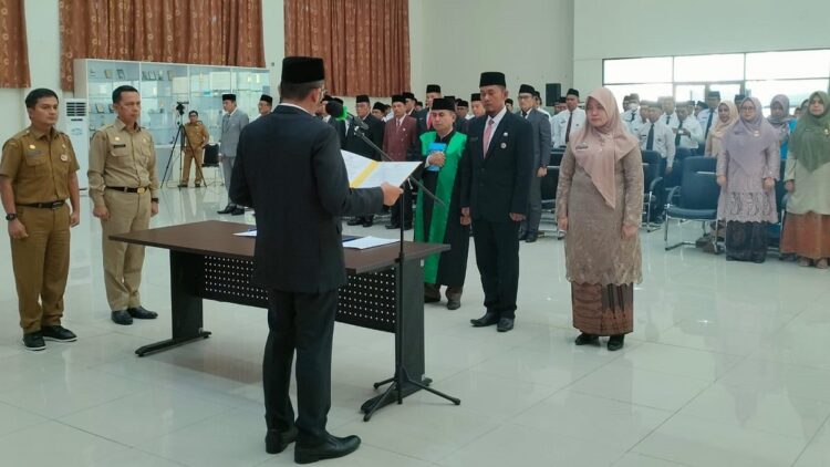 Awal 2023, Wali Kota Padang Lantik 122 ASN ke Jabatan Baru 1 Pelantikan sejumlah pejabat administrator dan fungsional di lingkungan Pemko Padang. (Foto: Dok. Istimewa)