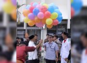 Peringati HUT KE-46, SMA Semen Padang Lepas Balon Berhadiah ke Udara
