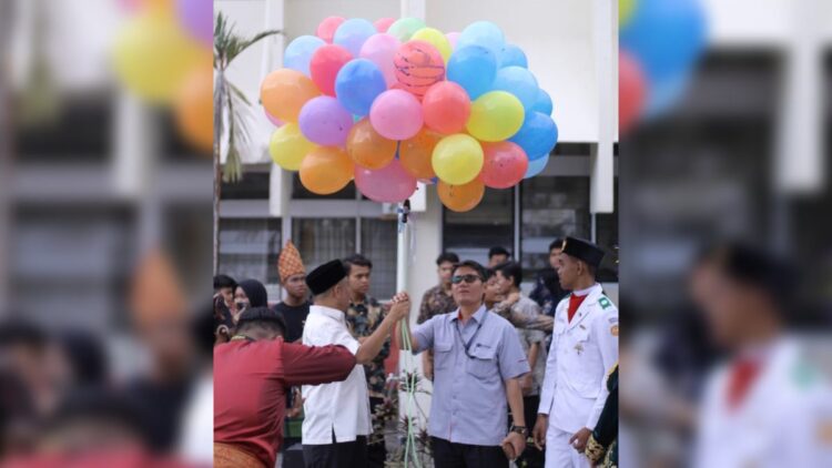 Peringati HUT KE-46, SMA Semen Padang Lepas Balon Berhadiah ke Udara 1 Pelepasan balon dalam HUT ke-46 SMA Semen Padang. (Humas)