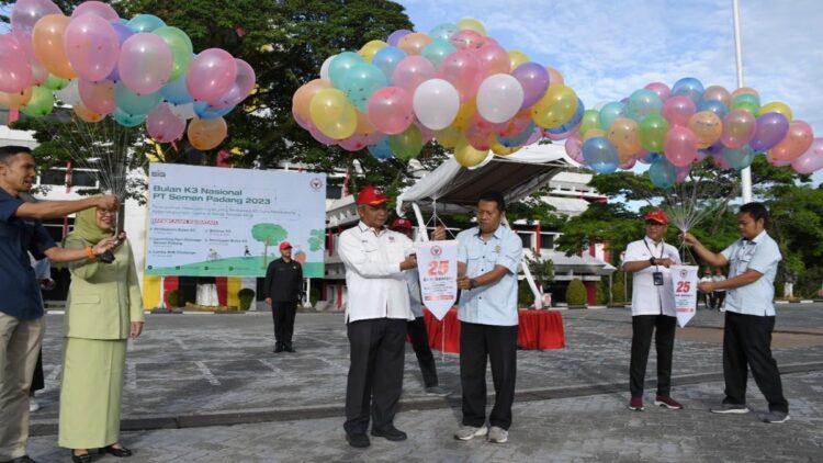 Meriahkan Bulan K3 Nasional dan Mutu, Semen Padang Gelar Berbagai Kegiatan 1 Pelepasan balon oleh Dirut Semen Padang dalam rangka perayaan bulan K3 Nasional. (Humas Semen Padang)